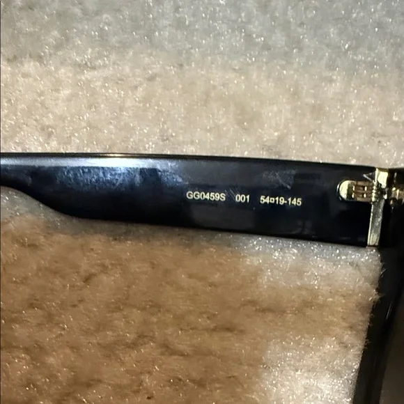 Gucci Stylish Black Sunglasses - Picture 4 of 4